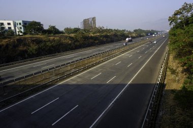 Pune India yakınlarında Mumbai Pune Otoyolu 'nda. Otobana resmen Yashvantrao Chavan Otoyolu denir..