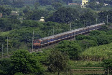 Pune Hindistan yakınlarındaki Yavat kırsalında yerel bir banliyö treni.