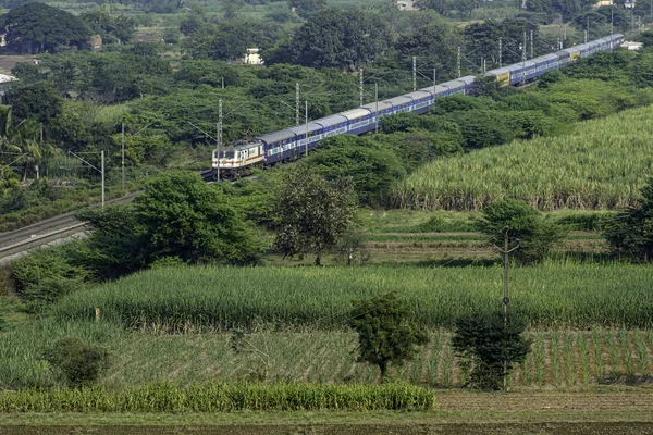Elektromos Mozdony Által Vontatott Személyvonat Zöld Környezetben Urulinál Pune India — Stock Fotó