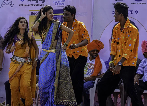 Geleneksel kıyafetli dansçılar Pune India 'daki bir etkinlikte sahne alacaklar..