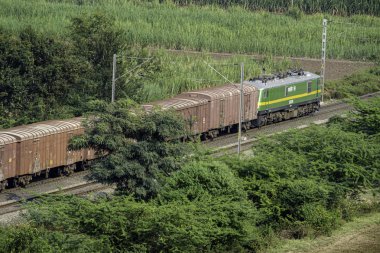 Elektrik lokomotifi Pune India tarafından taşınan yük treni..
