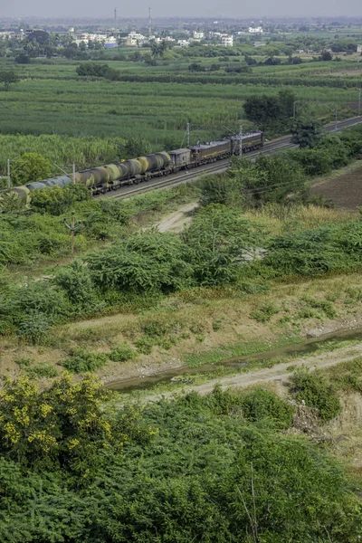 Pune India yakınlarındaki Uruli 'de elektrikli bir lokomotif tarafından taşınan bir tanker treni..