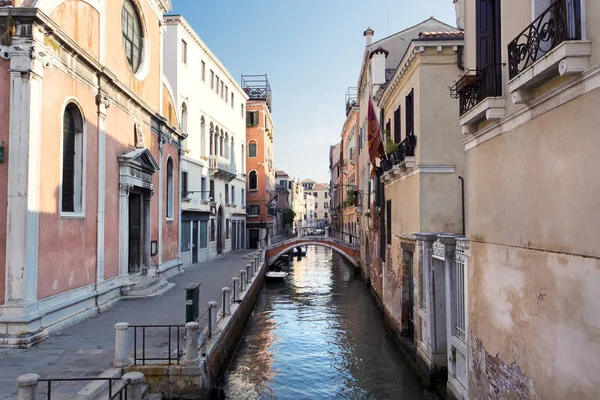 Vue d'un canal à Venise, Italie — Photo