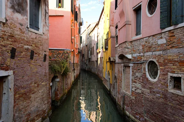 Вид на канал в Венеции, Италия — стоковое фото