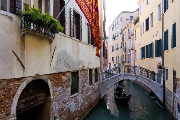 Vista de un canal en Venecia, Italia —  Fotos de Stock