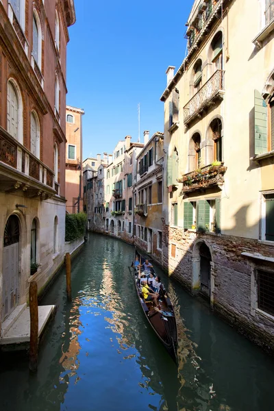 Blick auf einen Kanal in Venedig, Italien — Stockfoto