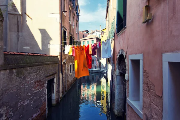 Vue d'un canal à Venise, Italie — Photo