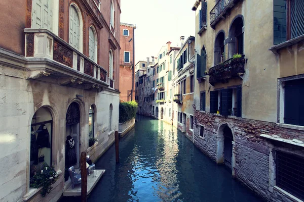 Uitzicht op een kanaal in Venetië, Italië — Stockfoto