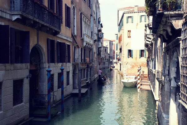 Utsikt över en kanal i Venedig, Italien — Stockfoto