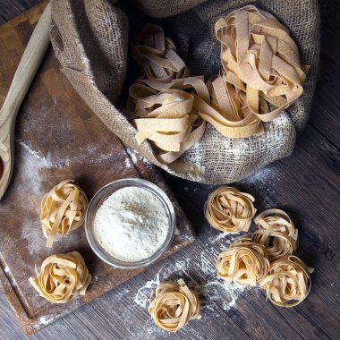 ham ev yapımı makarna ve makarna için malzemeler