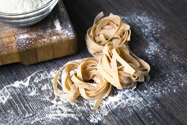 ham ev yapımı makarna ve makarna için malzemeler