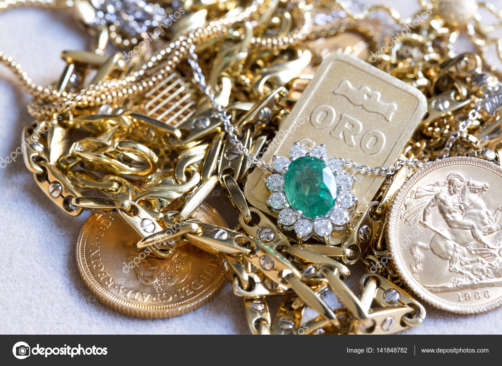 *** Sperem *** 15th sezione _ - Pagina 40 Depositphotos_141848782-stock-photo-pile-of-precious-jewelery