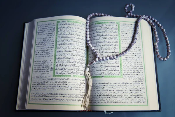 Al-Quran yang kudus dibuka — Stok Foto