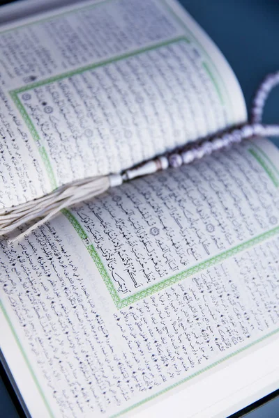 De Heilige Koran geopend — Stockfoto