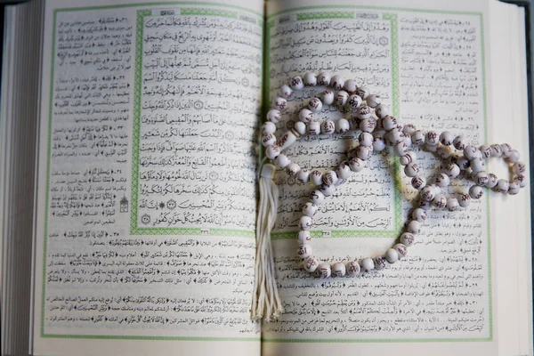 Al-Quran yang kudus dibuka — Stok Foto