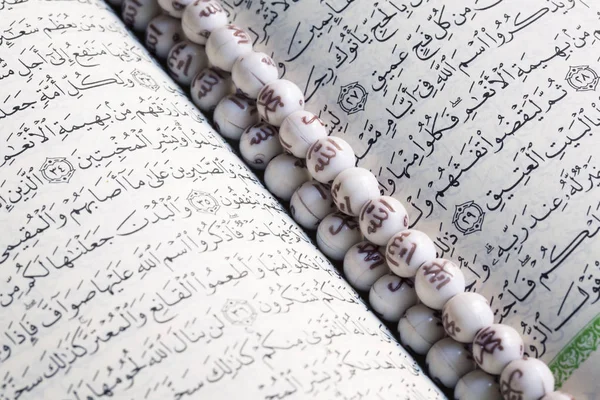 Der heilige Quran öffnete sich — Stockfoto