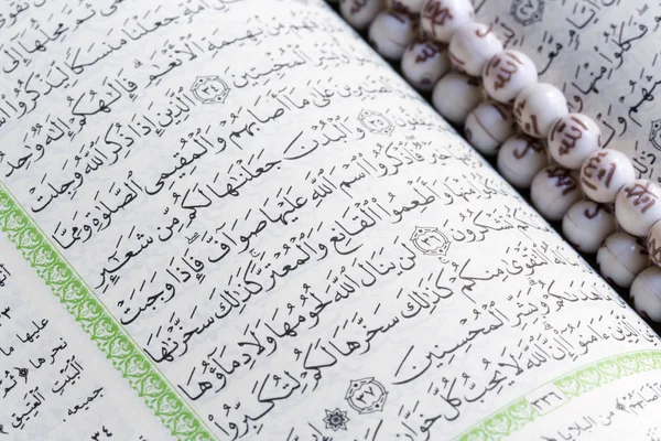 Święty Koran otwarte — Zdjęcie stockowe
