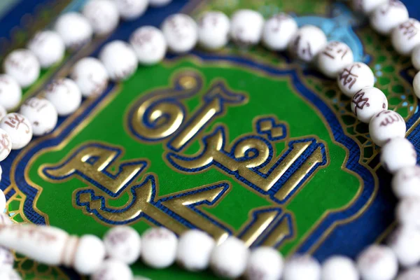 Tasbeeh atas Al-Quran suci — Stok Foto