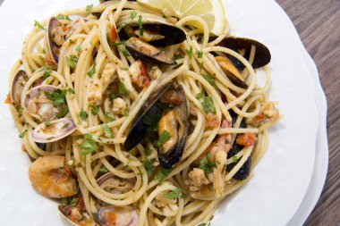 Deniz ürünleri ahşap backgrou üzerinde beyaz seramik tabak spagetti