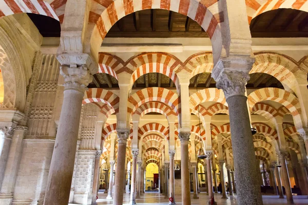 Binnen de Grand moskee Mezquita-kathedraal van Cordoba, Andalusië — Stockfoto