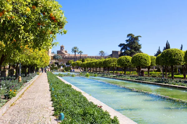 El famoso Alcázar de los Reyes Cristianos con hermoso jardín — Foto de Stock