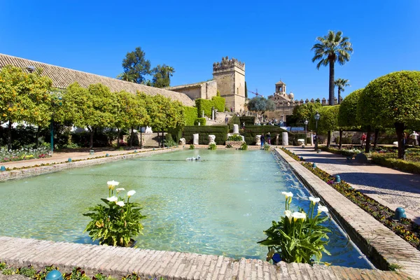 Slavný Alcazar de los Reyes Cristianos s krásnou zahradou — Stock fotografie