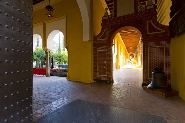 Έξω από τον καθεδρικό ναό Mezquita της Κόρδοβα από το Patio de los Naranjos — Φωτογραφία Αρχείου