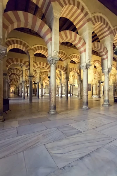 Dentro de la Gran Mezquita Catedral de Córdoba, Andalucía — Foto de Stock