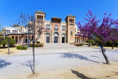 Mudejar köşk ve Plaza de Amerika'da ho yerleştirilen gölet