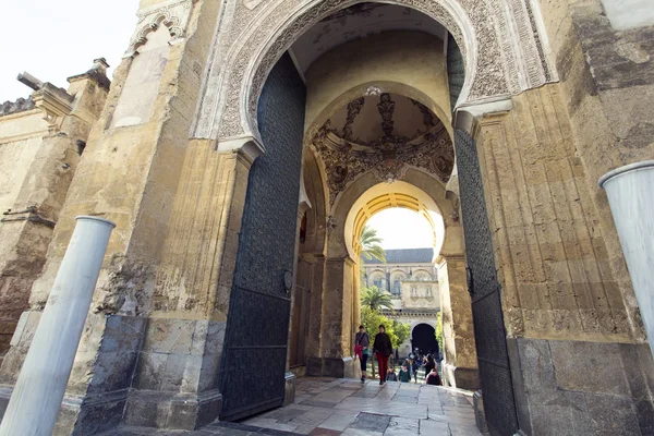 Außerhalb der Mezquita von Cordoba vom Patio de los naranjos — Stockfoto