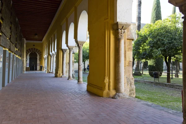 Mimo Mezquita Córdoba z Patio de los Naranjos — Stock fotografie