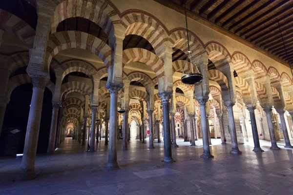 Belsejében a Grand Mosque Mezquita székesegyház a Cordoba, Andalúzia — Stock Fotó