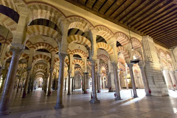 Binnen de Grand moskee Mezquita-kathedraal van Cordoba, Andalusië — Stockfoto