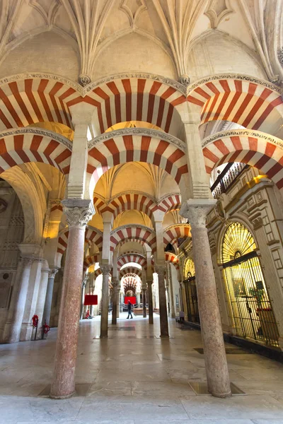 Uvnitř katedrály Grand mešitu Mezquita Córdoba, Andalusie — Stock fotografie