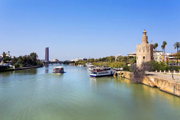 De beroemde Torre del Oro, de Moorse toren gebouwd ter verdediging van Sevi — Stockfoto