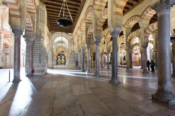 Belsejében a Grand Mosque Mezquita székesegyház a Cordoba, Andalúzia — Stock Fotó