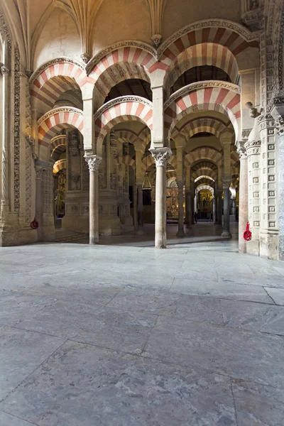Inuti katedralen Grand moskén Mezquita i Cordoba, Andalusien — Stockfoto
