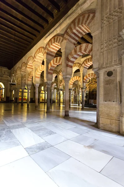 All'interno della Grande Moschea Mezquita cattedrale di Cordova, Andalusia — Foto Stock