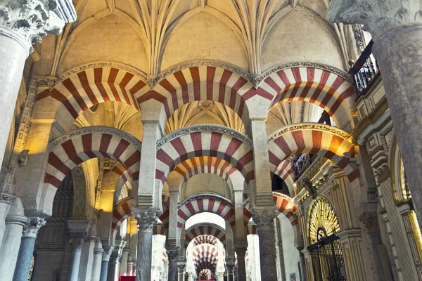 Belsejében a Grand Mosque Mezquita székesegyház a Cordoba, Andalúzia — Stock Fotó