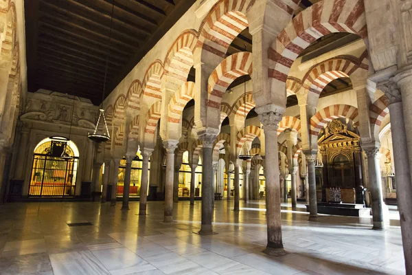 Belsejében a Grand Mosque Mezquita székesegyház a Cordoba, Andalúzia — Stock Fotó