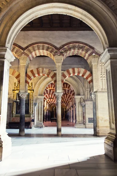 Binnen de Grand moskee Mezquita-kathedraal van Cordoba, Andalusië — Stockfoto