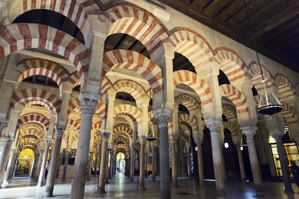 Belsejében a Grand Mosque Mezquita székesegyház a Cordoba, Andalúzia — Stock Fotó