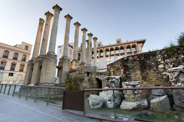 Romeinse kolommen van de tempel in Cordoba — Stockfoto