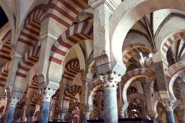 Belsejében a Grand Mosque Mezquita székesegyház a Cordoba, Andalúzia — Stock Fotó