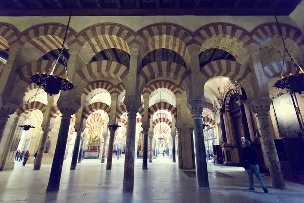 Belsejében a Grand Mosque Mezquita székesegyház a Cordoba, Andalúzia — Stock Fotó