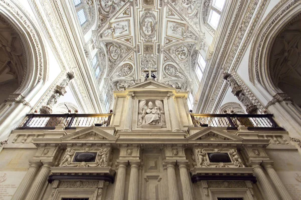 Dentro de la Gran Mezquita Catedral de Córdoba, Andalucía —  Fotos de Stock