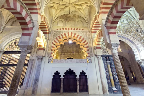 Belsejében a Grand Mosque Mezquita székesegyház a Cordoba, Andalúzia — Stock Fotó