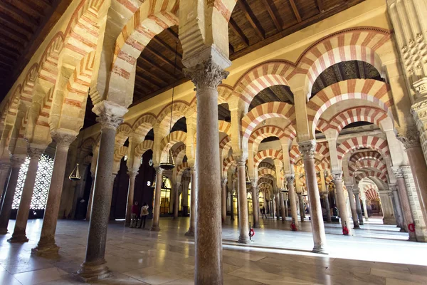 Binnen de Grand moskee Mezquita-kathedraal van Cordoba, Andalusië — Stockfoto