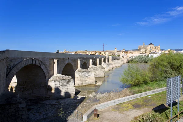 Puente Romano y río Guadalquivir, Gran Mezquita, Córdoba, Anda — Foto de Stock