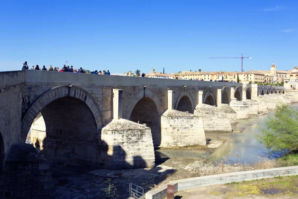 Puente Romano y río Guadalquivir, Gran Mezquita, Córdoba, Anda — Foto de Stock